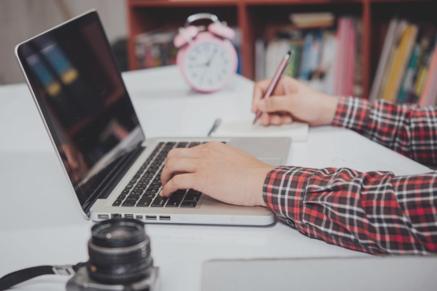Teilnehmer bei einem interaktiven Finanzworkshop mit Laptops und Unterlagen